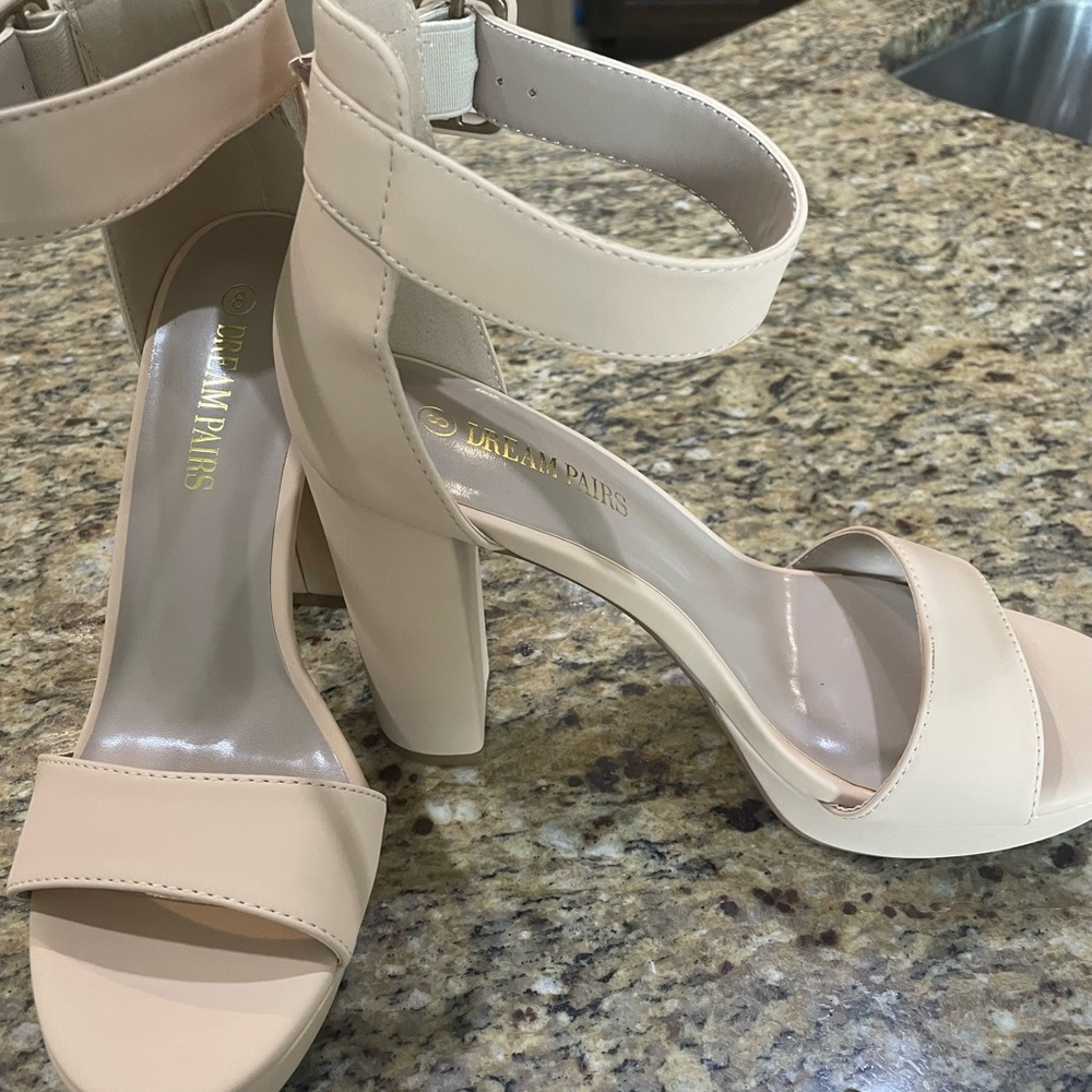 Dream Pairs. Size 8. Never worn.